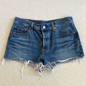 Levi’s 501 Frayed Medium Denim Shorts sz 29